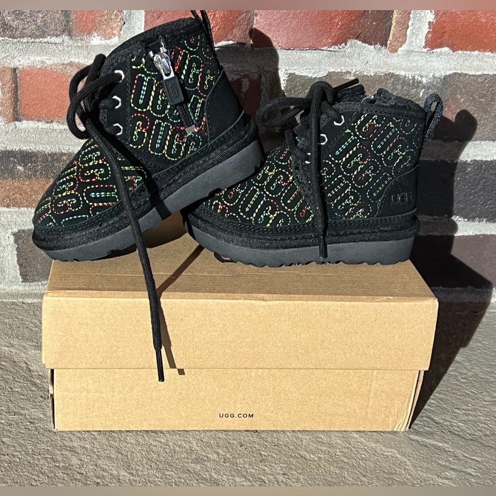 ✨UGG T Neumel ii graphic stitch ✨